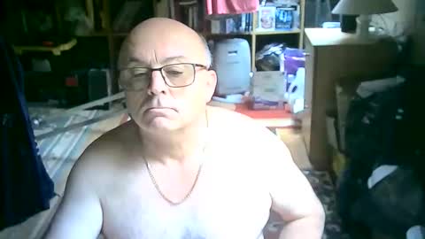 Snapshot of bluebox65 chatting on 09/13/25, 01:22 bluebox65 online show from 09/13/25, 01:22