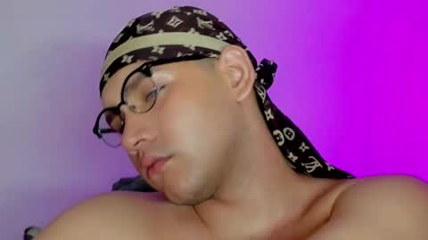 Snapshot of bluehsunny chatting on 10/04/25, 08:45 alexander online show from 10/04/25, 08:45