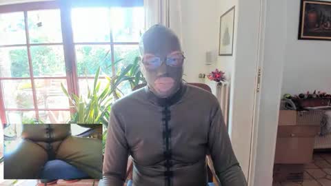 Snapshot of bob2658 chatting on 10/19/25, 11:44 SlaveRobert online show from 10/19/25, 11:44
