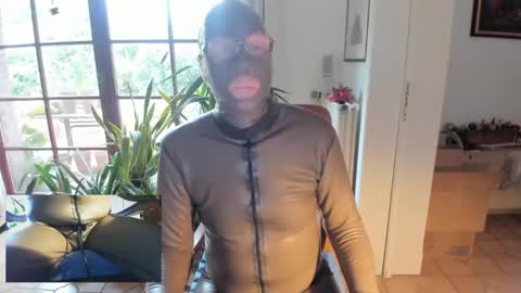 Snapshot of bob2658 chatting on 10/20/25, 12:27 SlaveRobert online show from 10/20/25, 12:27