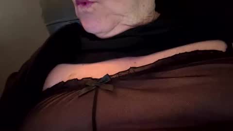 Snapshot of bobbiesucks69 chatting on 10/27/25, 04:22 bobbiesucks69 online show from 10/27/25, 04:22