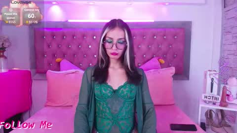 Snapshot of bonn_glow chatting on 12/14/25, 04:45 i AM Bonnie online show from 12/14/25, 04:45