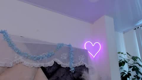 Snapshot of bonniecute_ chatting on 12/14/24, 02:42 online show from 12/14/24, 02:42