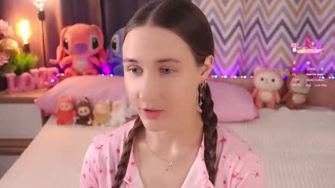 Snapshot of bonniedry chatting on 09/20/25, 01:17 Emma online show from 09/20/25, 01:17