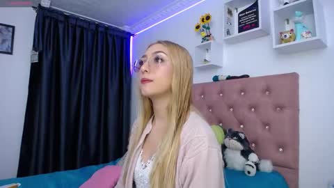 Snapshot of bonny_clyde_xx_ chatting on 10/24/25, 03:25 Soffy Brooks Independent model online show from 10/24/25, 03:25