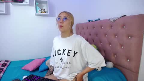 Snapshot of bonny_clyde_xx_ chatting on 10/28/25, 05:11 Soffy Brooks Independent model online show from 10/28/25, 05:11