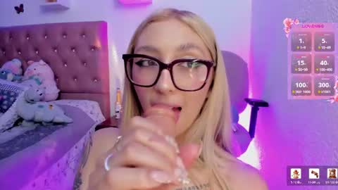 Snapshot of bonny_clyde_xx_ chatting on 06/11/26, 04:43 Soffy Brooks Independent model online show from 06/11/26, 04:43
