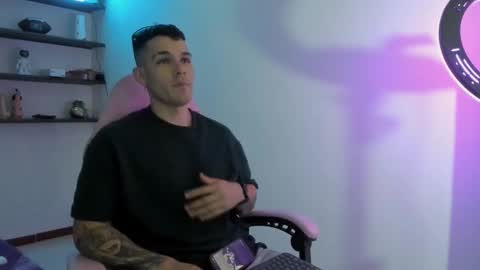 Snapshot of booyhott_ chatting on 12/19/25, 07:54 booyhott_ online show from 12/19/25, 07:54