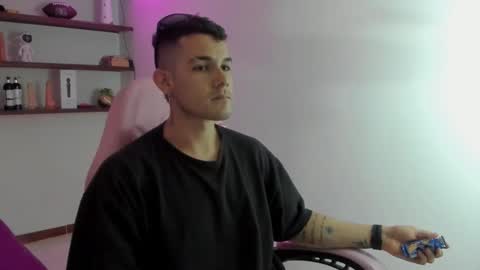 Snapshot of booyhott_ chatting on 12/21/25, 07:43 booyhott_ online show from 12/21/25, 07:43