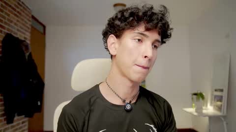 Snapshot of boream_ chatting on 12/15/25, 01:37 Bream online show from 12/15/25, 01:37