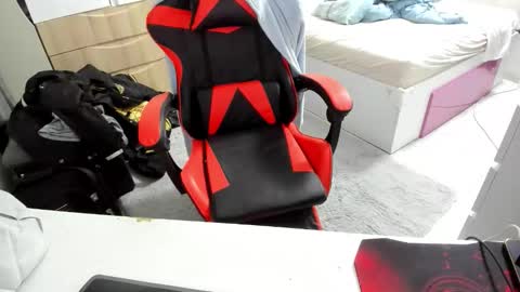 boy_boy22 online show from 12/14/25, 11:53