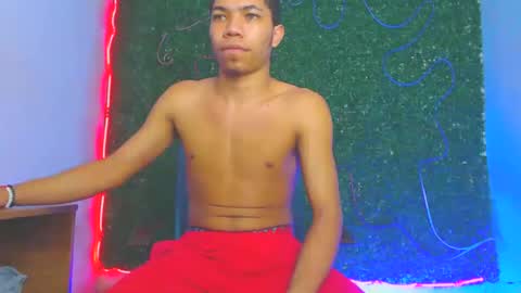 Snapshot of boybigcock_25cm chatting on 01/11/25, 01:32 jhon deivis online show from 01/11/25, 01:32