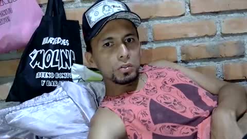 Snapshot of boycumlatino21 chatting on 09/18/25, 08:22 Boy online show from 09/18/25, 08:22