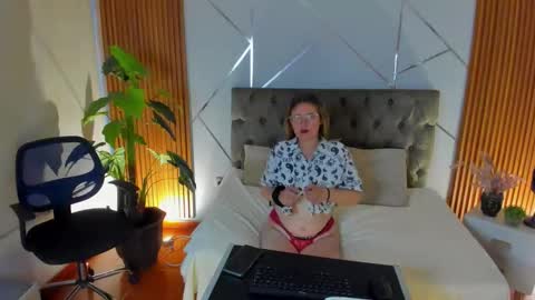 Snapshot of brenda_hertz chatting on 12/16/25, 11:26 BRENDA online show from 12/16/25, 11:26