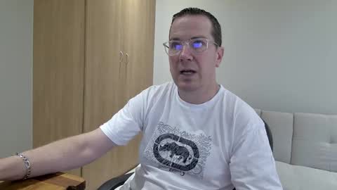 Snapshot of brettdj chatting on 11/03/25, 02:18 Brett online show from 11/03/25, 02:18