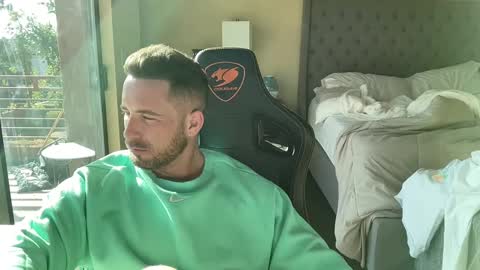 Snapshot of brettmycles chatting on 02/05/25, 04:58 Brett Mycles online show from 02/05/25, 04:58