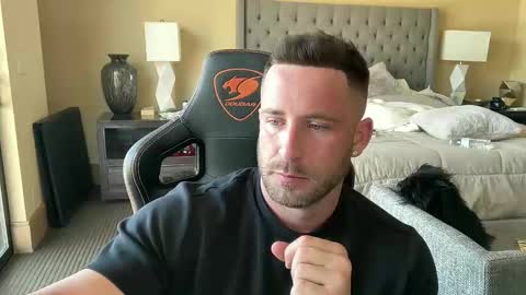 Snapshot of brettmycles chatting on 02/08/25, 08:10 Brett Mycles online show from 02/08/25, 08:10