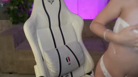 Snapshot of bright_diamonds_054 chatting on 09/28/25, 06:24 Diamonds Girls online show from 09/28/25, 06:24