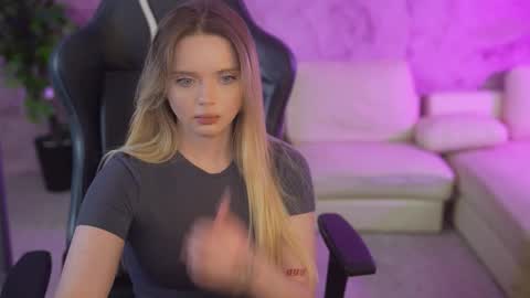 Snapshot of bright_diamonds_054 chatting on 10/17/25, 07:22 Diamonds Girls online show from 10/17/25, 07:22