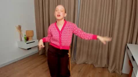 Snapshot of brigittechorlton chatting on 12/16/25, 08:14 Bella online show from 12/16/25, 08:14