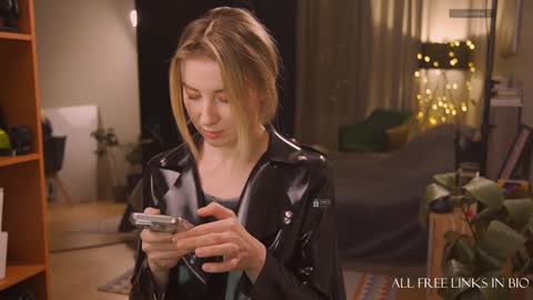 Snapshot of bronnica chatting on 12/23/24, 04:06 Anna online show from 12/23/24, 04:06