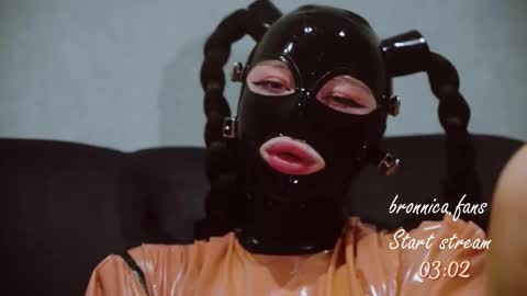 Snapshot of bronnica chatting on 09/20/25, 02:40 Anna online show from 09/20/25, 02:40