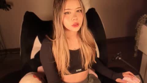 Nat  Independent model  Please help me to reach 200 thumbs up online show from 03/04/26, 04:18