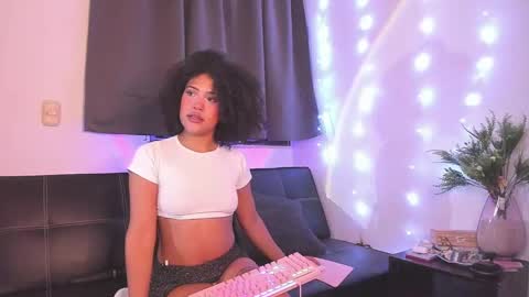 Snapshot of browngirl69 chatting on 01/13/25, 02:18 miss muller online show from 01/13/25, 02:18