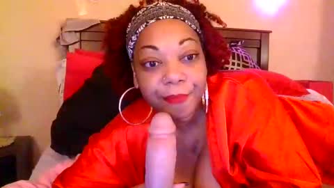 Snapshot of brownroundrenee chatting on 02/14/25, 10:49 brownroundrenee online show from 02/14/25, 10:49