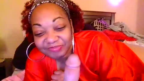 Snapshot of brownroundrenee chatting on 02/14/25, 05:25 brownroundrenee online show from 02/14/25, 05:25
