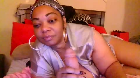 Snapshot of brownroundrenee chatting on 02/17/25, 11:02 brownroundrenee online show from 02/17/25, 11:02