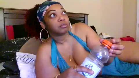 Snapshot of brownroundrenee chatting on 09/17/25, 09:44 brownroundrenee online show from 09/17/25, 09:44