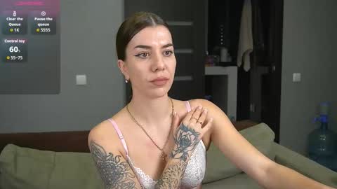 Snapshot of brunette_from_the_moon chatting on 01/13/26, 11:10 Alice online show from 01/13/26, 11:10