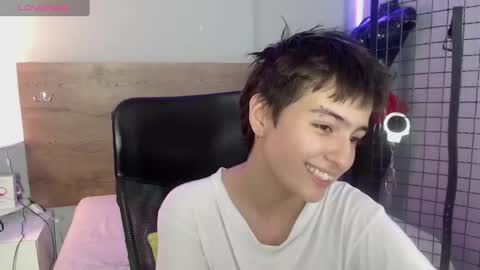 Snapshot of bryce_evans chatting on 12/17/24, 08:43 B R Y C E  online show from 12/17/24, 08:43