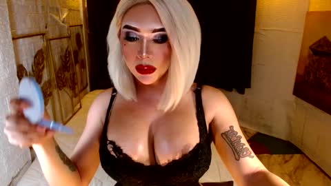 Snapshot of buena_fortuna chatting on 09/27/25, 11:43 Lucienne online show from 09/27/25, 11:43