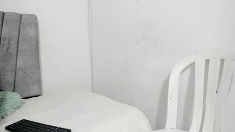 Snapshot of burbuja_evans chatting on 02/15/25, 12:04 burbuja_evans online show from 02/15/25, 12:04