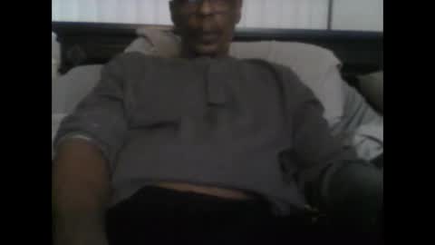 Snapshot of busturgutzgd11 chatting on 12/15/24, 01:02 Busturgutzgd1 online show from 12/15/24, 01:02