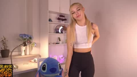 Snapshot of butteflai chatting on 11/21/25, 01:43 butteflai online show from 11/21/25, 01:43