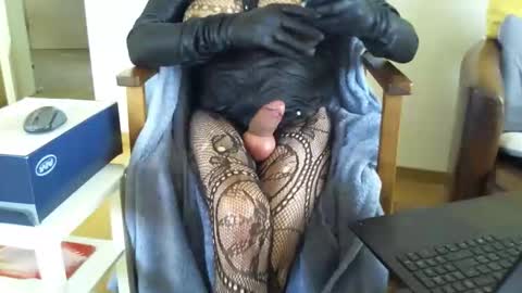 Snapshot of buzzi2 chatting on 12/18/25, 11:05 sophie online show from 12/18/25, 11:05