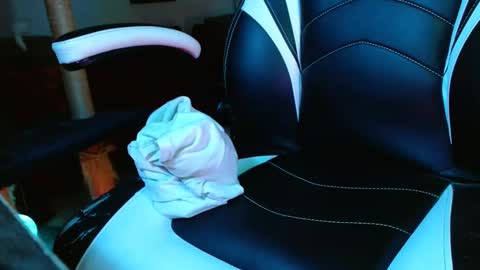 Snapshot of bwall1425 chatting on 12/23/24, 02:02 bwall1425 online show from 12/23/24, 02:02