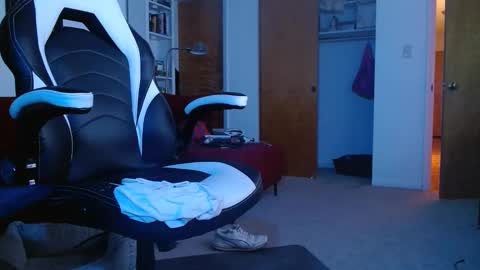 Snapshot of bwall1425 chatting on 12/31/24, 03:45 bwall1425 online show from 12/31/24, 03:45