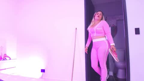 Snapshot of c_fox_ chatting on 11/01/25, 03:08 Carolina online show from 11/01/25, 03:08