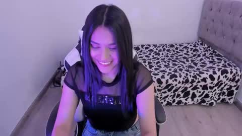 Snapshot of caelisse_cb chatting on 10/29/25, 01:02 caelisse_cb online show from 10/29/25, 01:02