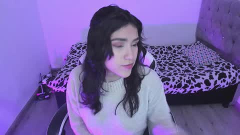 Snapshot of caelisse_cb chatting on 11/23/25, 01:22 caelisse_cb online show from 11/23/25, 01:22