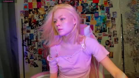 Snapshot of callista_a chatting on 10/27/25, 11:03 Robin online show from 10/27/25, 11:03