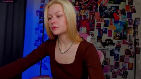 Snapshot of callista_a chatting on 11/11/25, 11:21 Robin online show from 11/11/25, 11:21