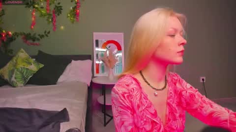 Snapshot of callista_a chatting on 11/19/25, 11:10 Robin online show from 11/19/25, 11:10