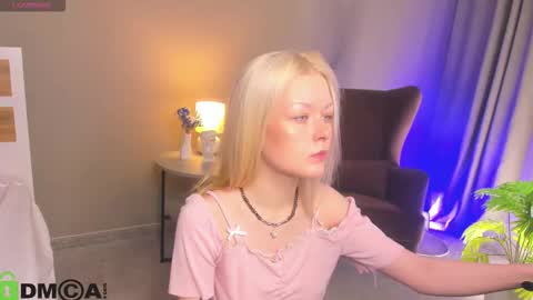 Snapshot of callista_a chatting on 12/03/25, 03:03 Robin online show from 12/03/25, 03:03