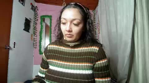 Snapshot of callme_lolas chatting on 05/18/26, 04:18 paula online show from 05/18/26, 04:18