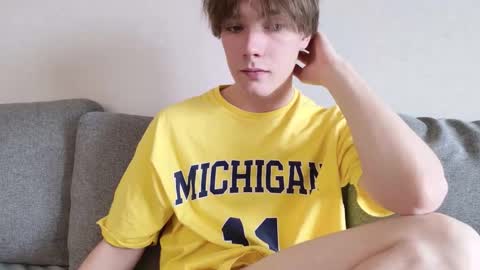 Snapshot of callmenineoneseven chatting on 10/13/25, 08:03 Nick online show from 10/13/25, 08:03